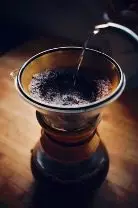 Traditionelle Zubereitung eines Kaffees auf einem Holztisch