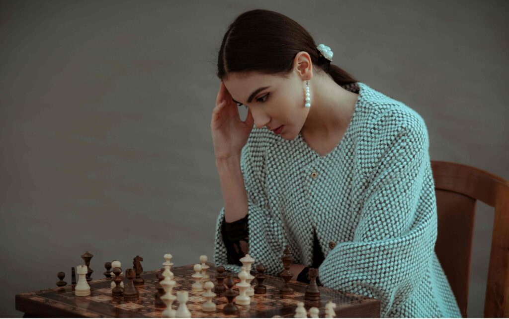 Frau spielt Schach 